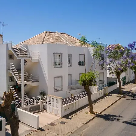 Luminous 3bdr W/balcony By Lovelystay *