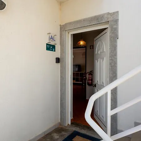 Luminous 3bdr W/balcony By Lovelystay