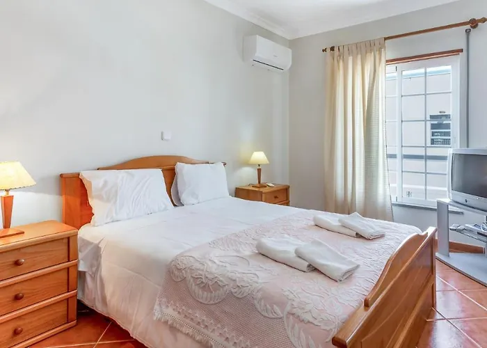 Luminous 3bdr W/balcony By Lovelystay Appartement